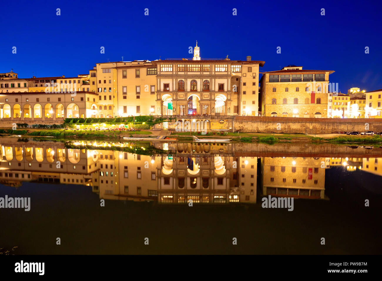 Fiume Arno waterfront sera riflessioni in Firenze, Regione Toscana Italia Foto Stock