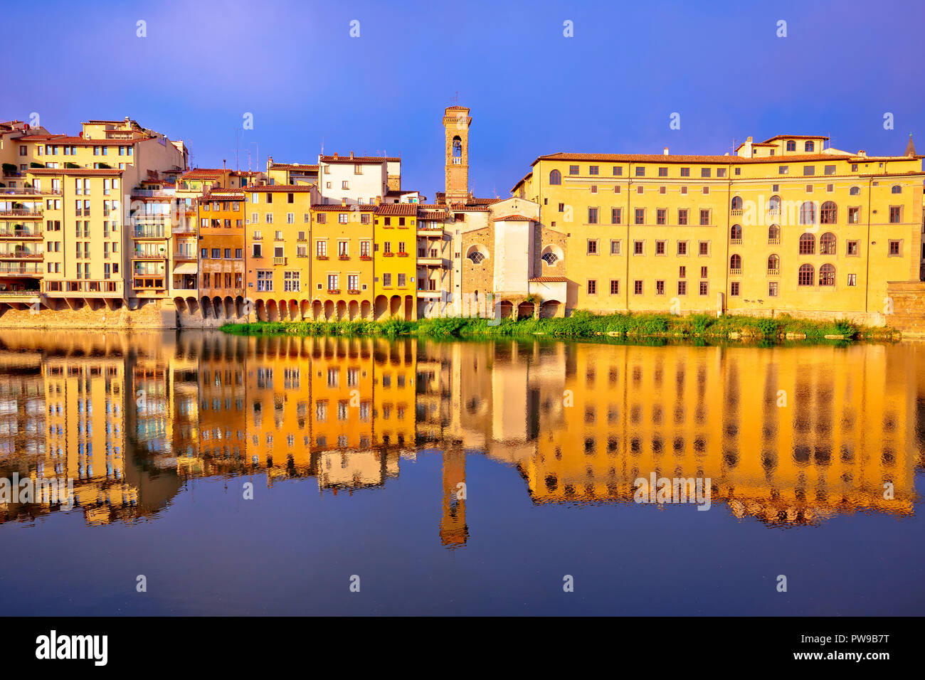 Fiume Arno waterfront le riflessioni del mattino in Firenze, Regione Toscana Italia Foto Stock