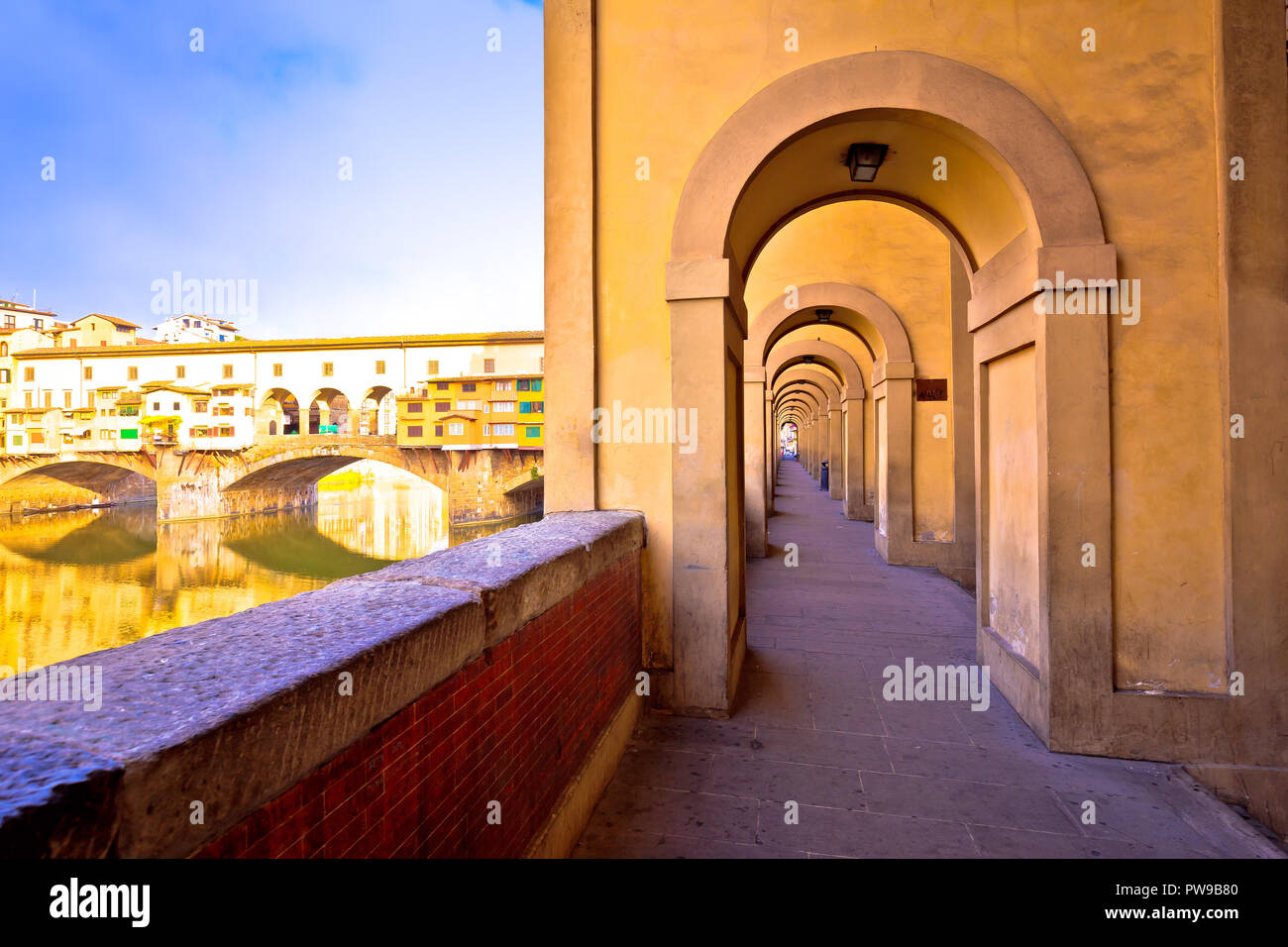 Fiume Arno costa e Ponte Vecchio a Firenze vista, Regione Toscana Italia Foto Stock