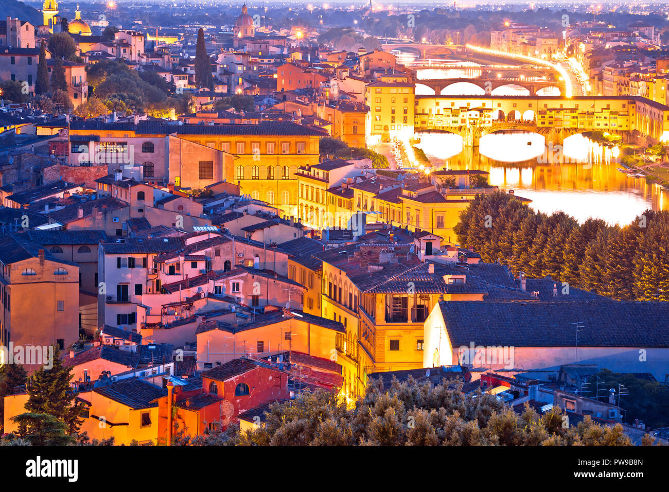 Paesaggio urbano di Firenze e dal fiume Arno vista al tramonto, Regione Toscana Italia Foto Stock