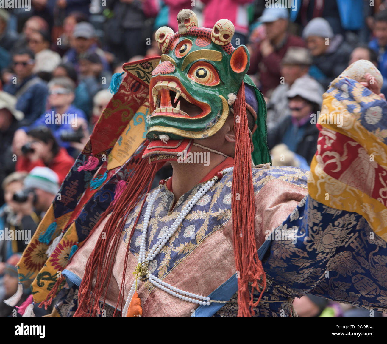 Un monaco mascherato effettuando in corrispondenza di una tradizione buddista tibetana Cham danza, Leh, Ladakh, India Foto Stock