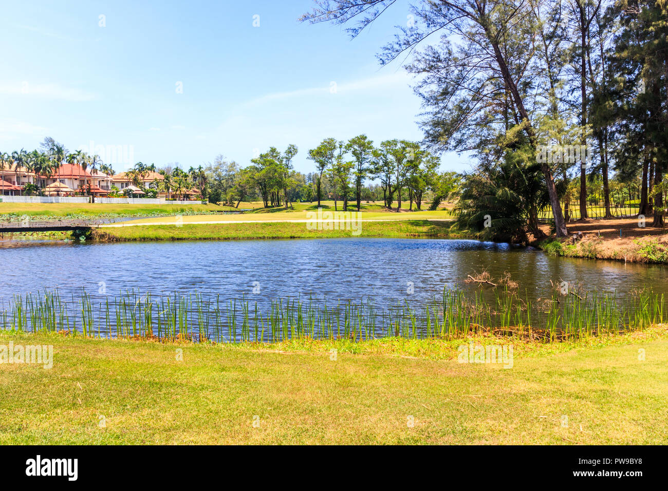 Lago sulla Laguna campo da golf con sviluppo di alloggiamento in background, Phuket, Tailandia Foto Stock