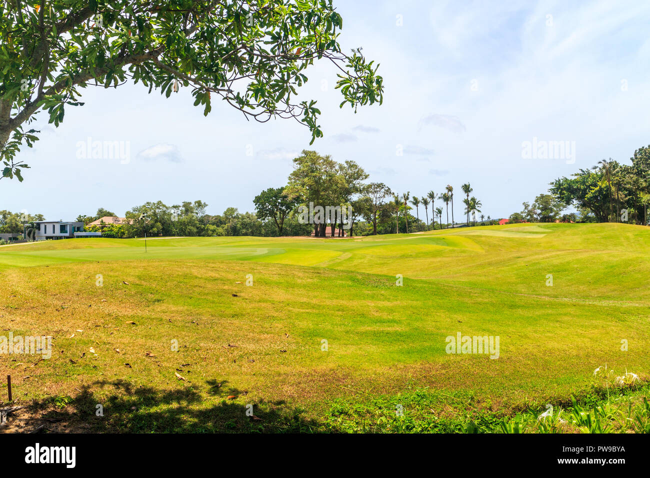 Laguna campo da golf con sviluppo di alloggiamento in background, Phuket, Tailandia Foto Stock