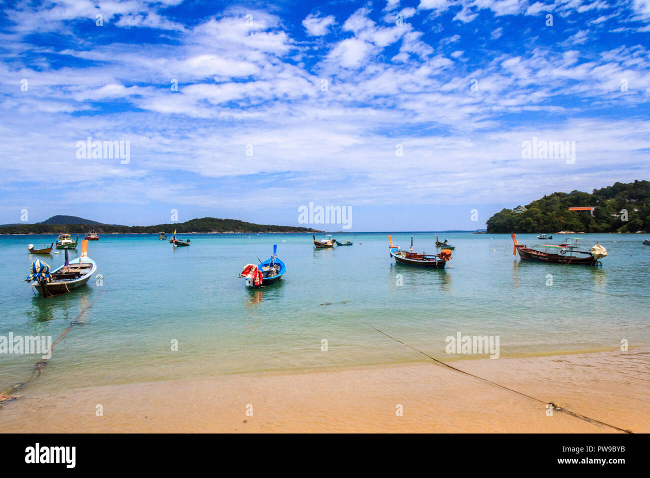 Lunga coda di barche ormeggiate a Rawai Beach, Phuket, Tailandia Foto Stock