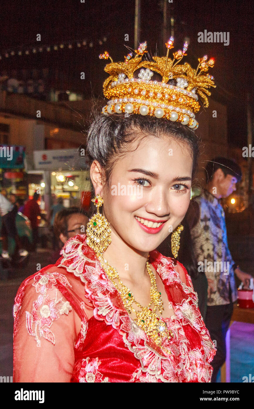 Phuket, Tailandia - 1 Settembre 2018: ragazza tailandese tradizionale Baba Nonya costume. L occasione era un cibo di Phuket fiera. Foto Stock