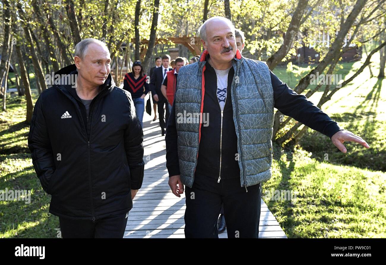 Il presidente russo Vladimir Putin, a sinistra, è dato un tour di Alessandria comunità agricola dal Presidente bielorusso Alexander Lukashenko Ottobre 12, 2018 n Sokolowski distretto, Bielorussia. Lukashenko è nato e cresciuto nella comunità. Foto Stock