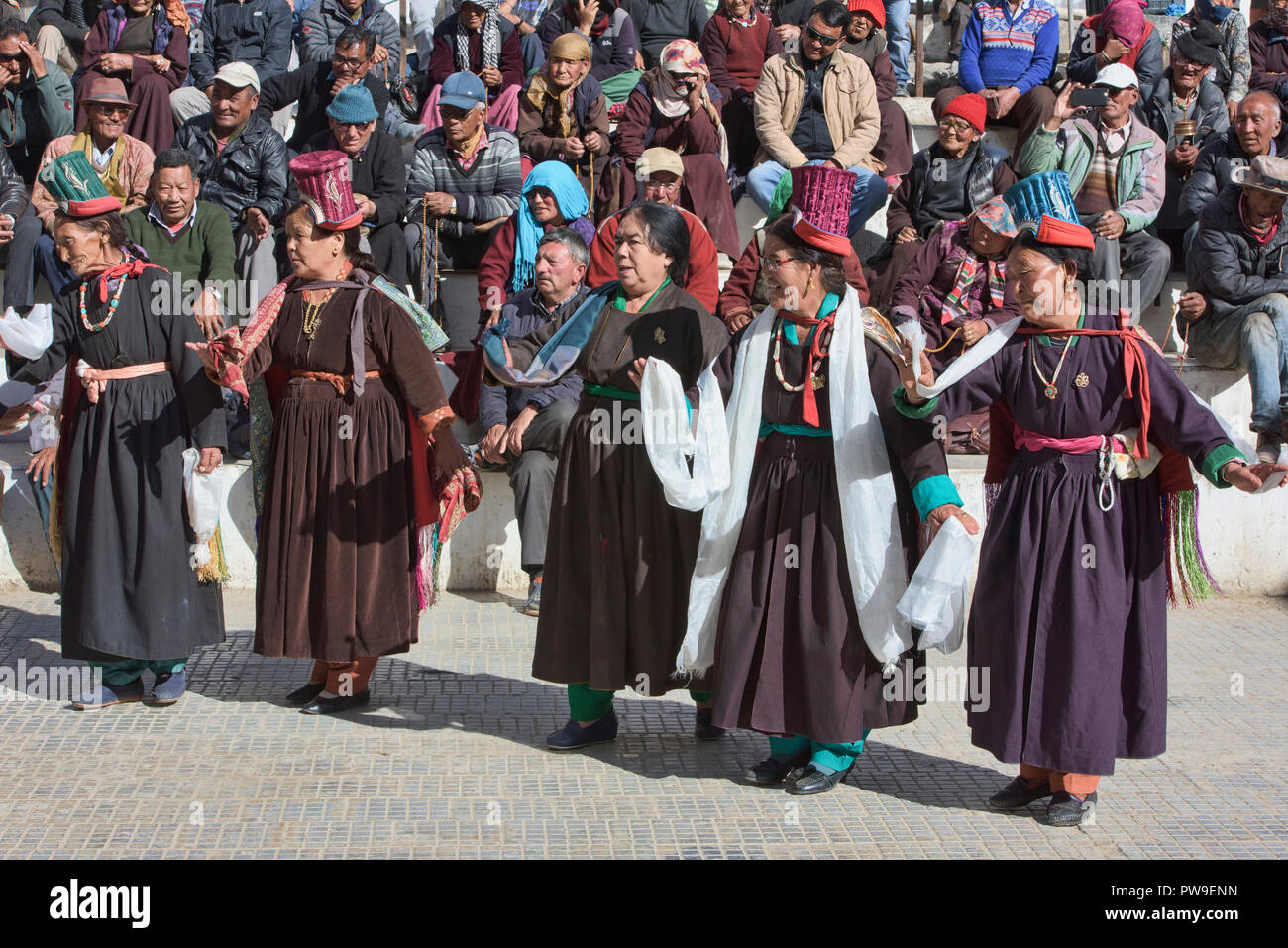 Ladakhi donne che danzano in corrispondenza di una tara raduno di preghiera, di Leh, Ladakh, India Foto Stock