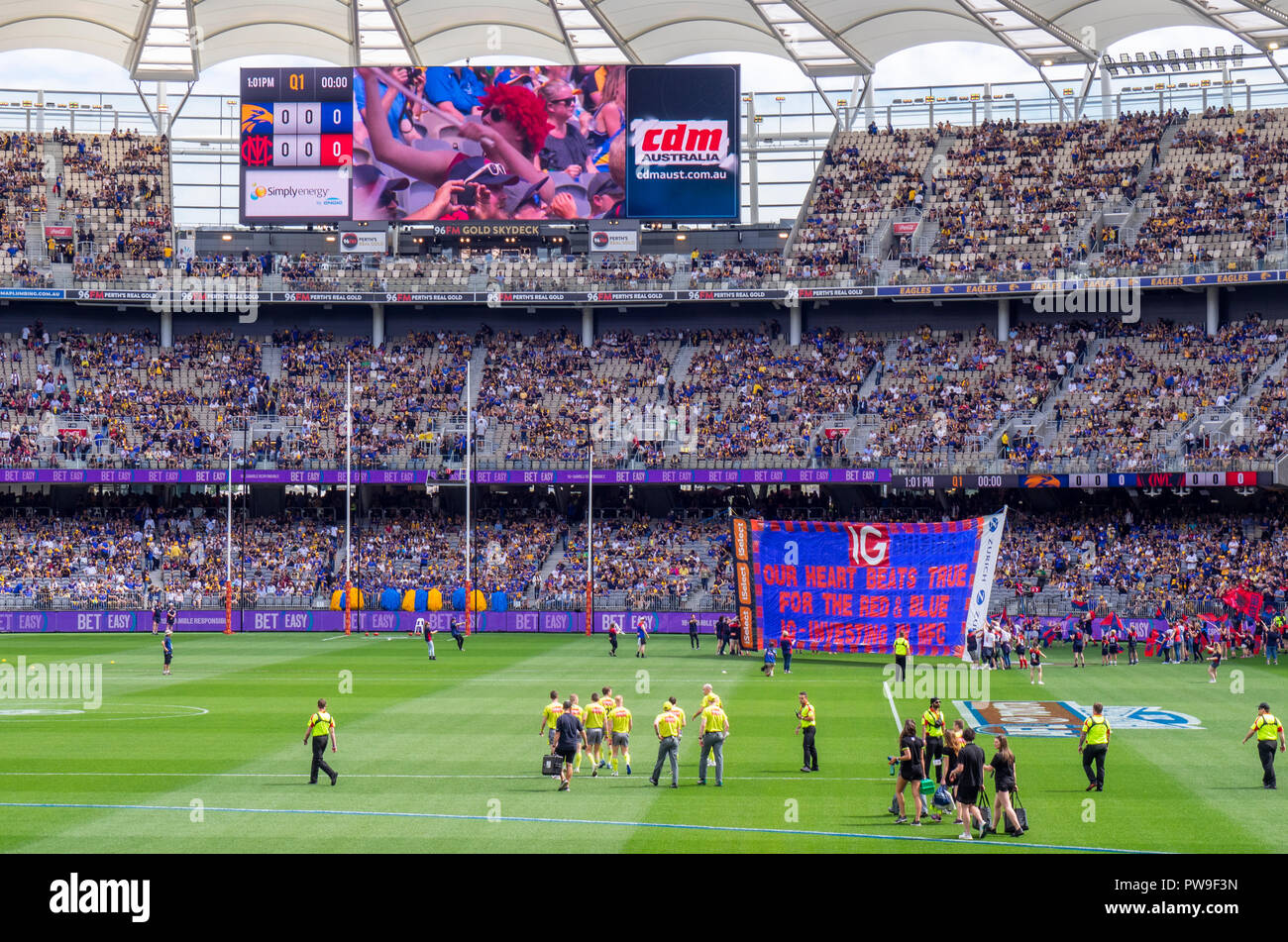 Melbourne demoni Football Club banner in Optus Stadium 2018 AFL finale preliminare Perth Western Australia. Foto Stock