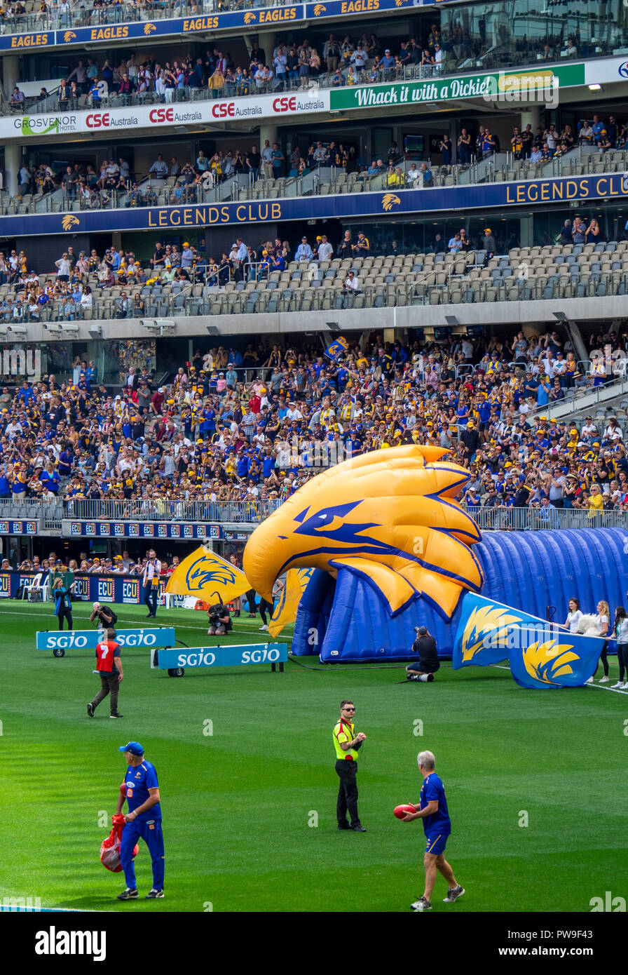 West Coast Eagles Football Club Aquila gonfiabile a Optus Stadium 2018 AFL finale preliminare Perth Western Australia. Foto Stock