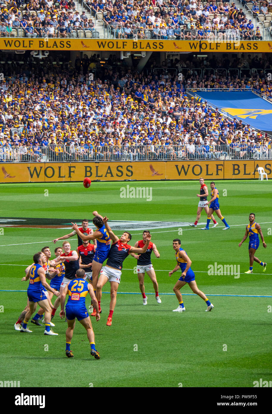 Demoni di Melbourne e il West Coast Eagles Football Club a Optus Stadium 2018 AFL finale preliminare Perth Western Australia. Foto Stock