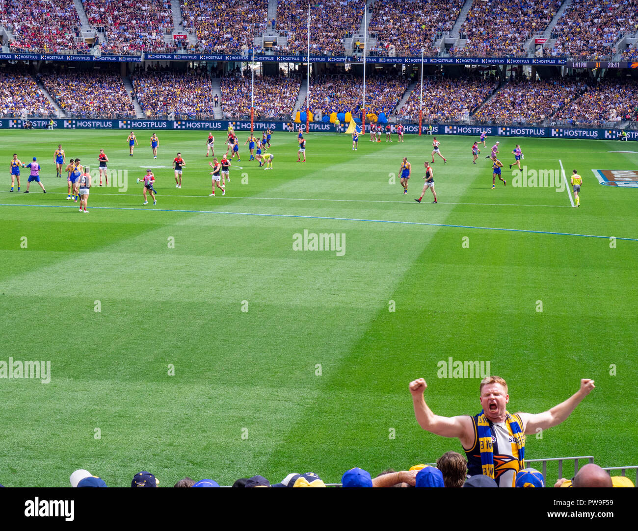 West Coast Eagles Football Club stati ventola e sostenitore con le braccia in aria a Optus Stadium 2018 AFL finale preliminare Perth Western Australia. Foto Stock