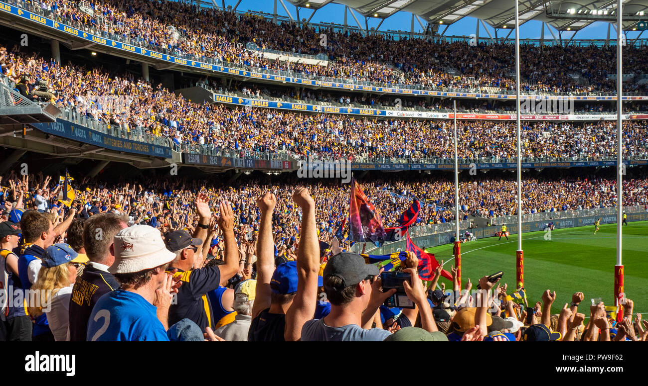 West Coast Eagles Football Club e Melbourne demoni ventole di membri e sostenitori di Optus Stadium 2018 AFL finale preliminare Perth Western Australia. Foto Stock