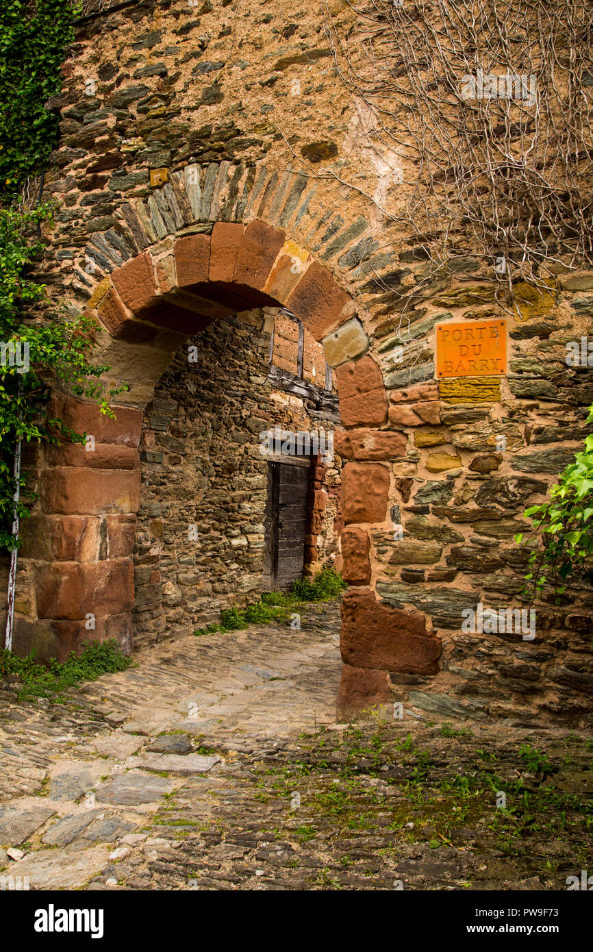 La Porte du Barry cancello di ingresso nel borgo medievale di Conques in Francia Foto Stock