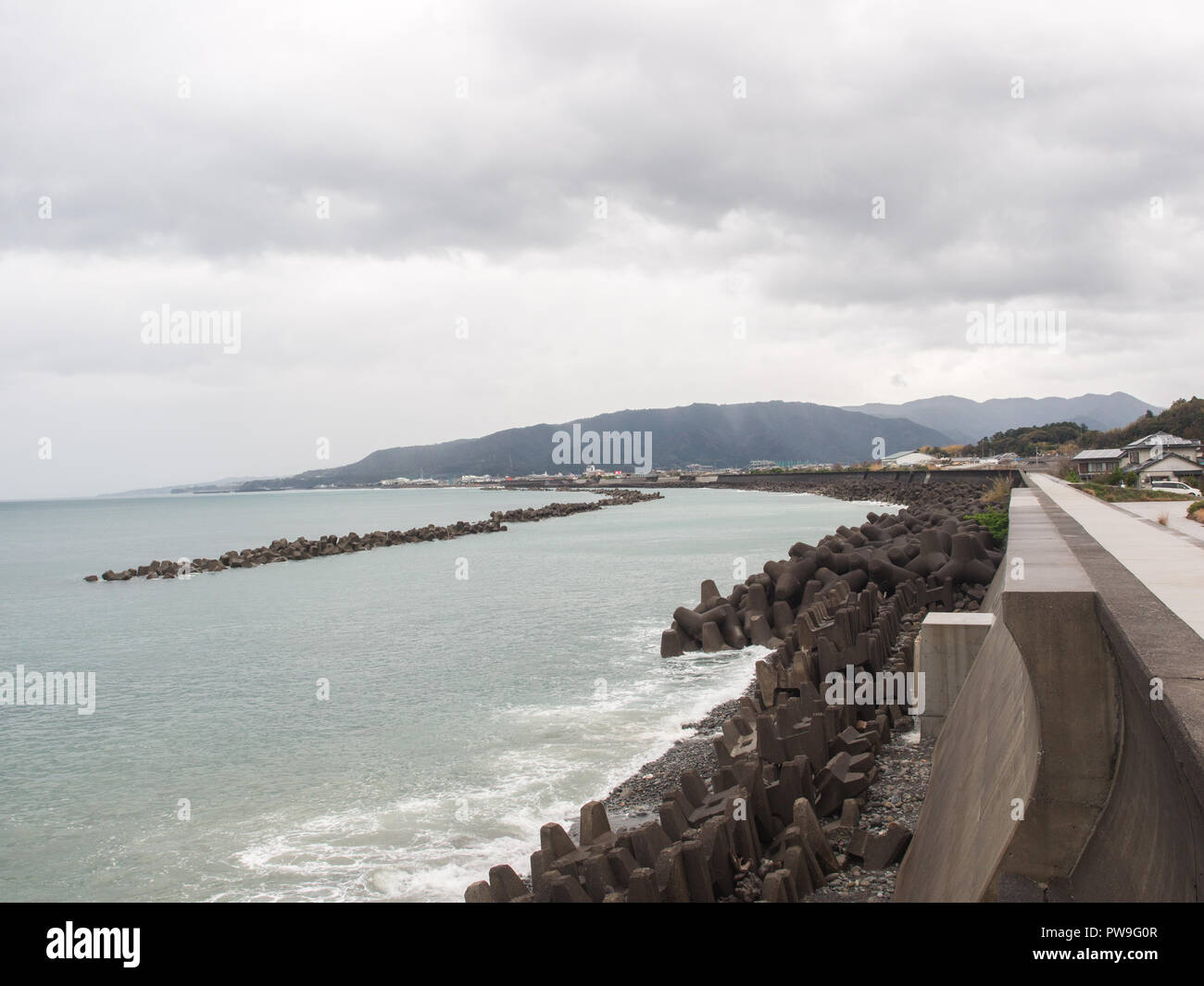 Tetrapods di calcestruzzo di rivestimento parete del mare, la curva della costa, un tetrapod reef off-shore, protezione delle coste, una città costruita lungo la riva, Aki, Kochi, Shi Foto Stock