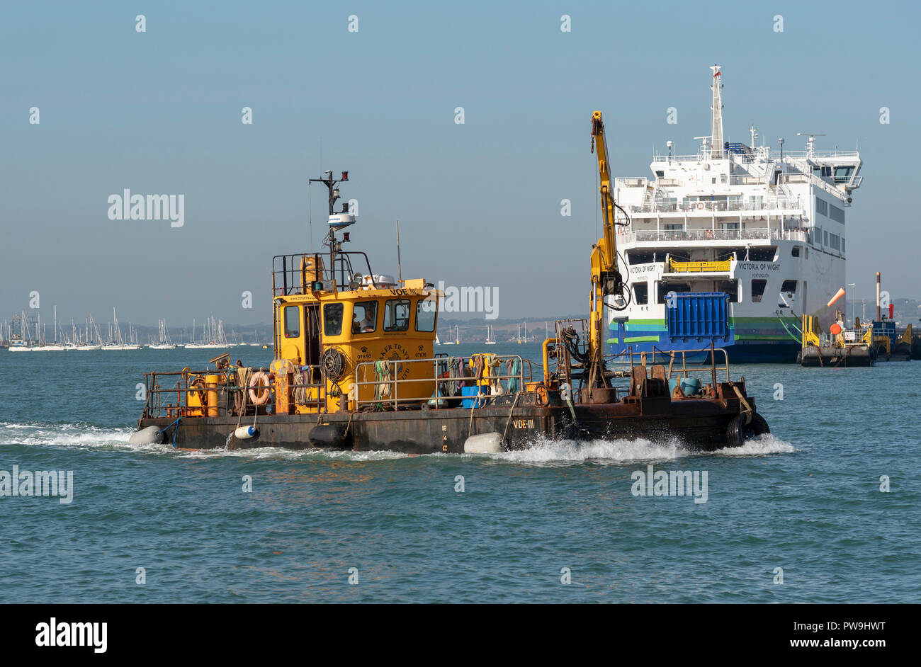 Il porto di Portsmouth, England Regno Unito. Un multi cat peschereccio, VOS 3 attraversando il porto di Portsmouth. Foto Stock