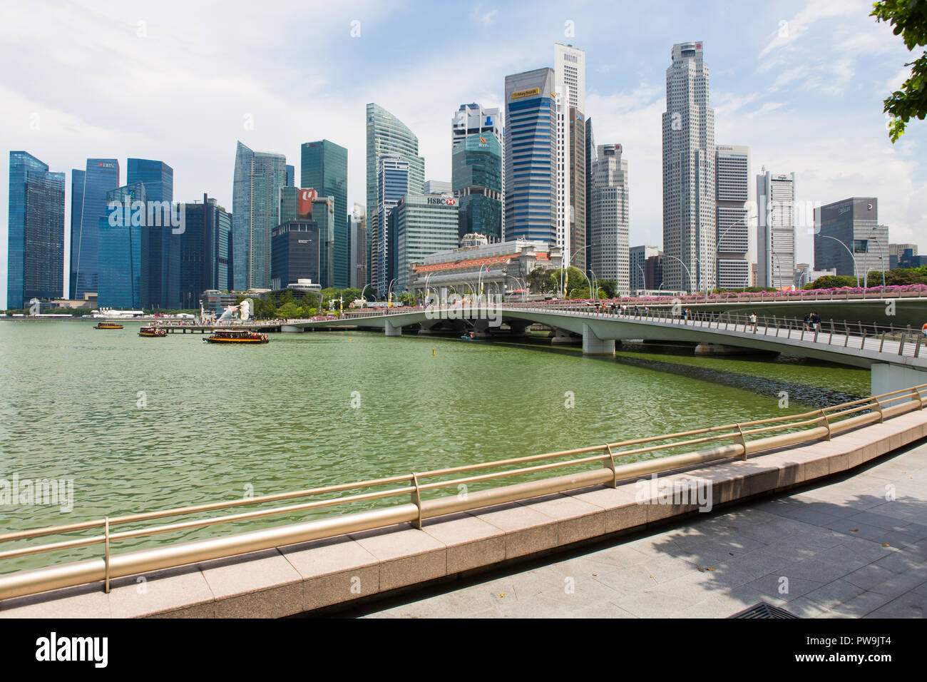 Vista del quartiere finanziario di Singapore dal lato dell'Esplanade. File di grattacieli costruiti in alto sullo skyline. Foto Stock