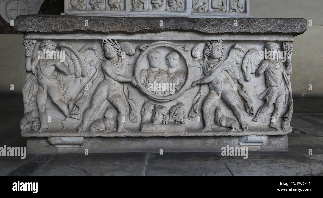 L'Italia. Pisa. Il Camposanto. Sarcofago romano. Clypeus (busto del defunto coniuge) tenuto dal genio alato. Di seguito, maschere. ca. 350. Foto Stock