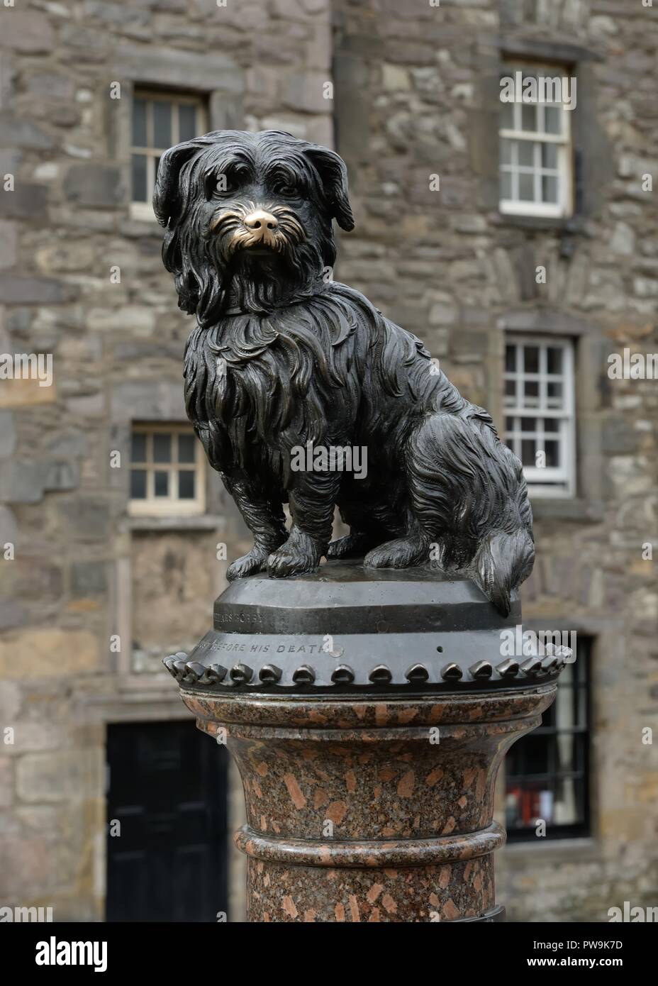 Il Greyfriars Bobby Skye Terrier scultura in Candlemaker Row, Edimburgo, Scozia, Regno Unito Foto Stock