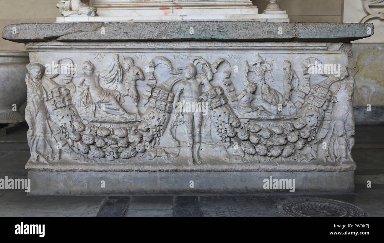 Sarcofago ghirlanda pisa immagini e fotografie stock ad alta
