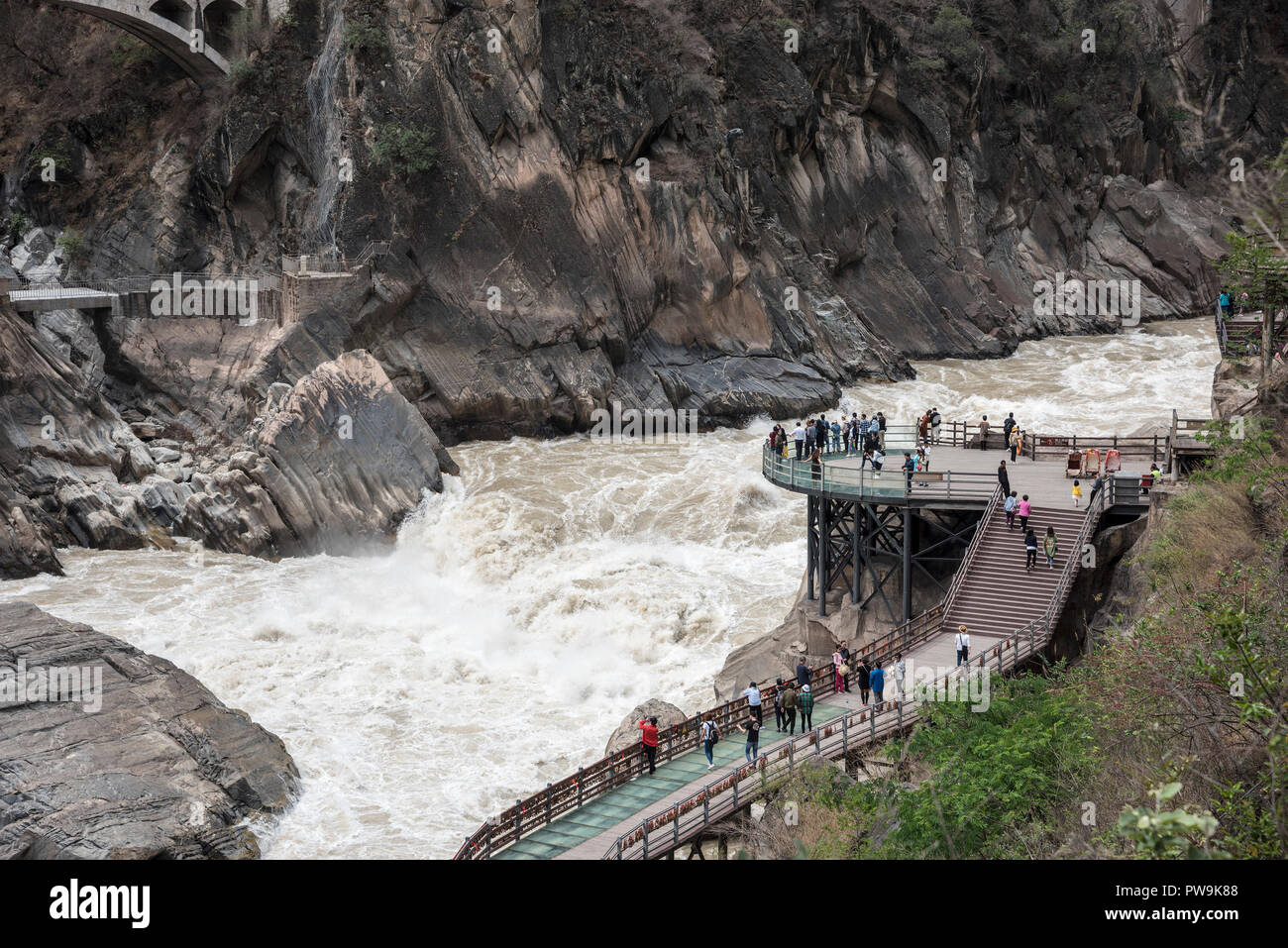 Tiger salta in gola detta per essere uno dei più profondi e più spettacolari gole del mondo che si allunga per 16km di lunghezza. Provincia di Kunming Cina Foto Stock