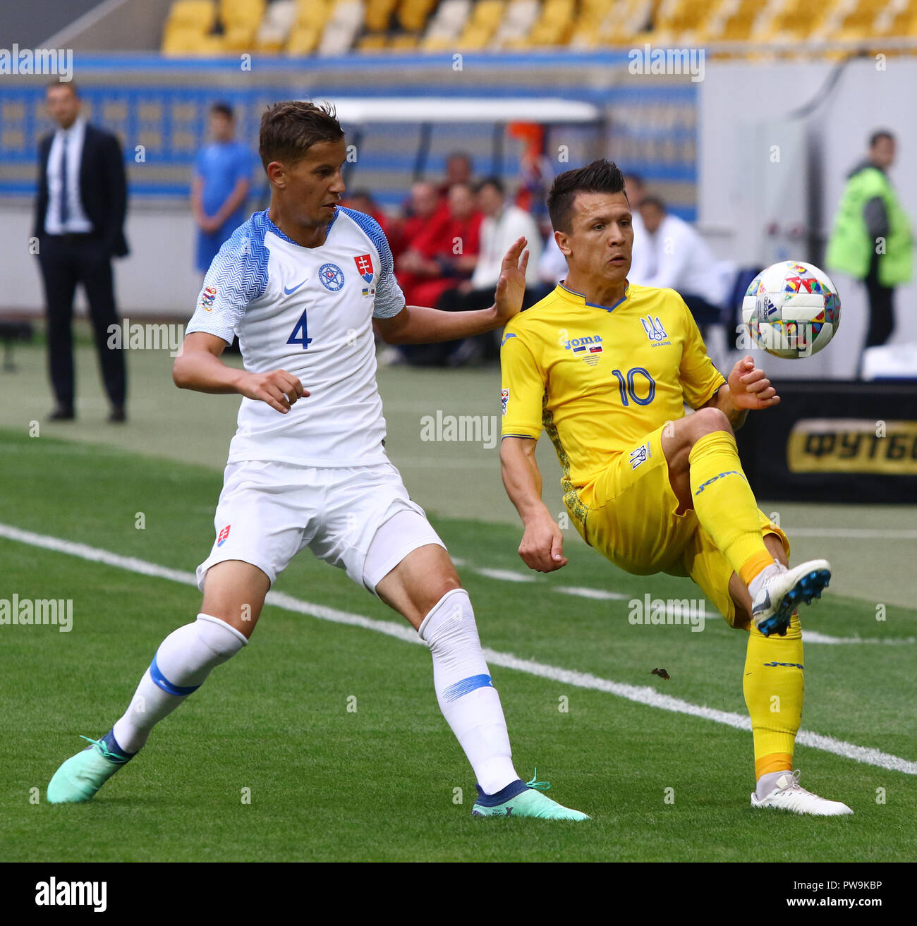 LVIV, Ucraina - 9 Settembre 2018: Lubomir Satka della Slovacchia (L) combatte per una sfera con Yevhen Konoplyanka dell'Ucraina durante le loro nazioni UEFA League Foto Stock