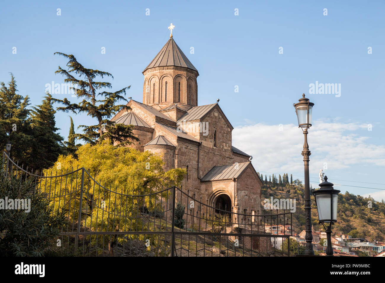 Chiesa di Metekhi del XII secolo Georgian Chiesa Ortodossa nel centro di Tbilisi Foto Stock