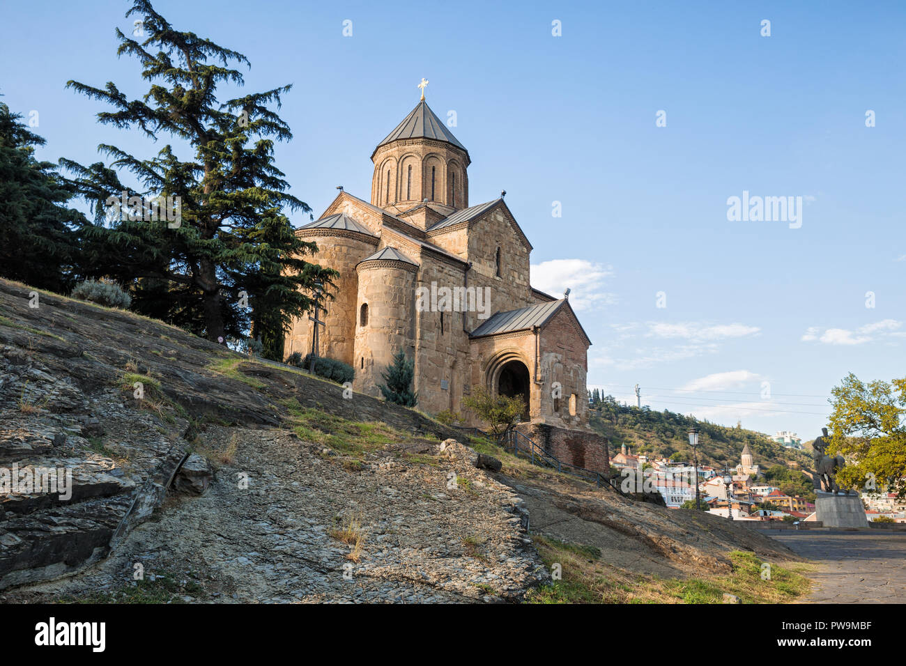Chiesa di Metekhi del XII secolo Georgian Chiesa Ortodossa nel centro di Tbilisi sulla roccia Metekhi Foto Stock