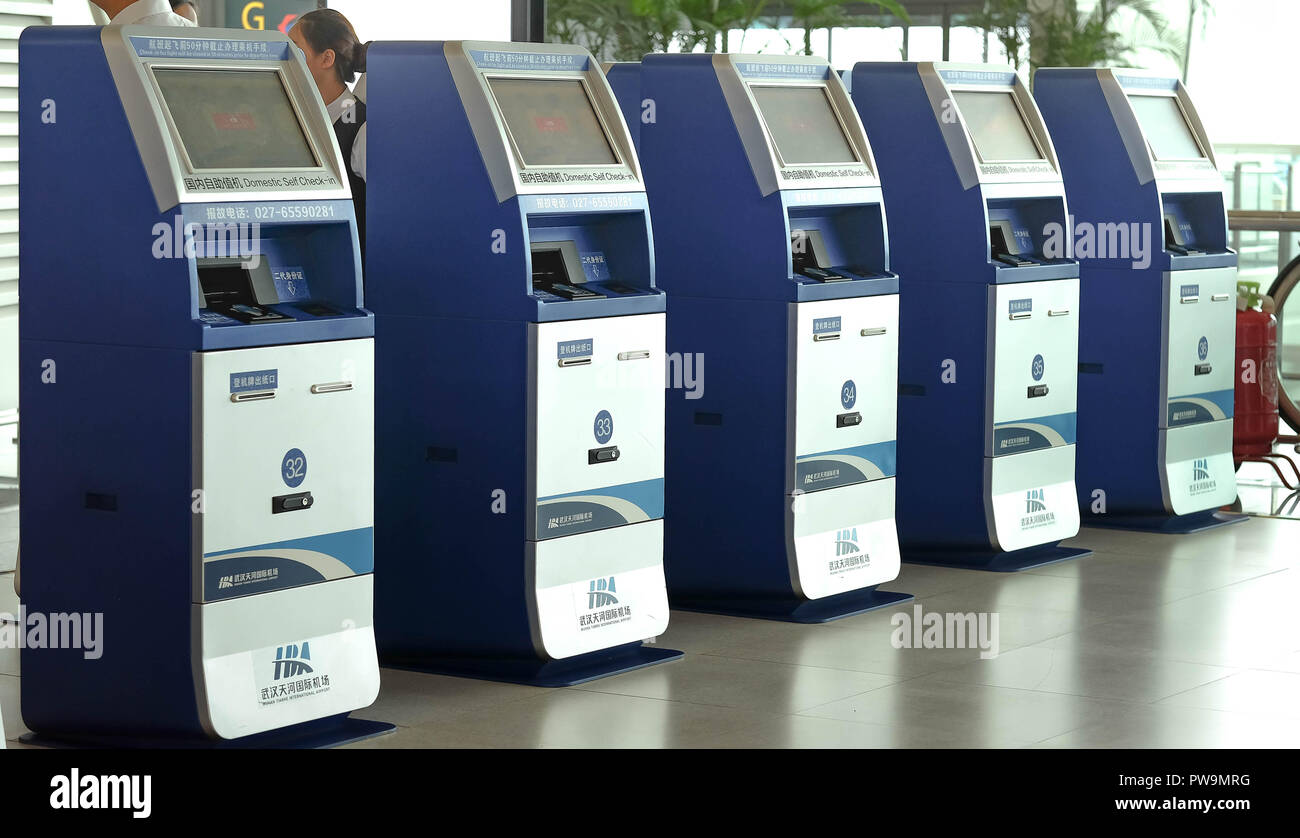 Wuhan , Cina - settembre 10 ; chiosco self check-in macchine nel terminale 3 a Tianhe International Airport. Foto Stock