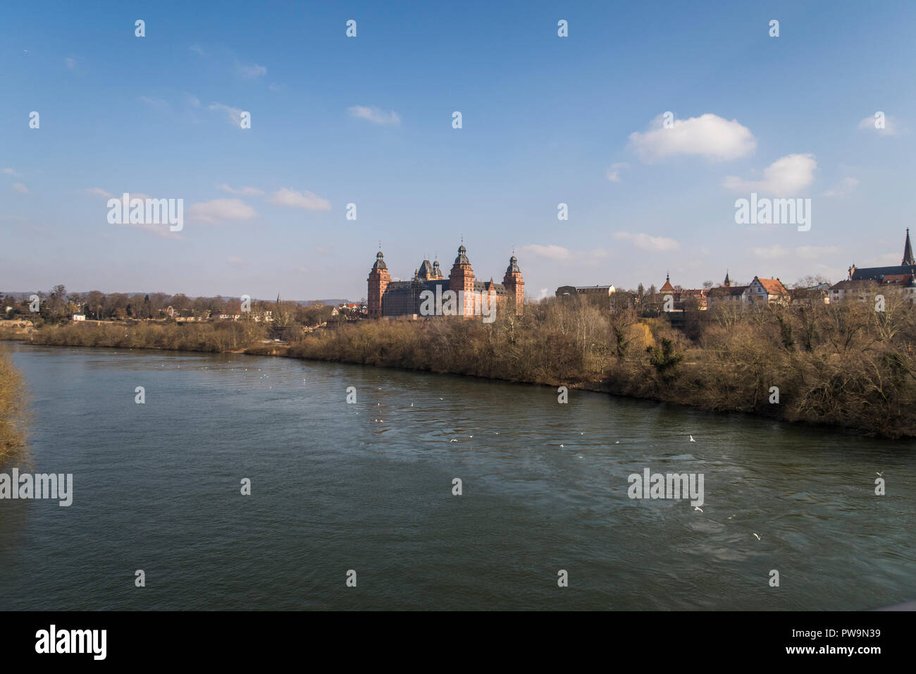 Il castello di Johannisburg ad Aschaffenburg, Germania con vista sul fiume Main in inverno Foto Stock
