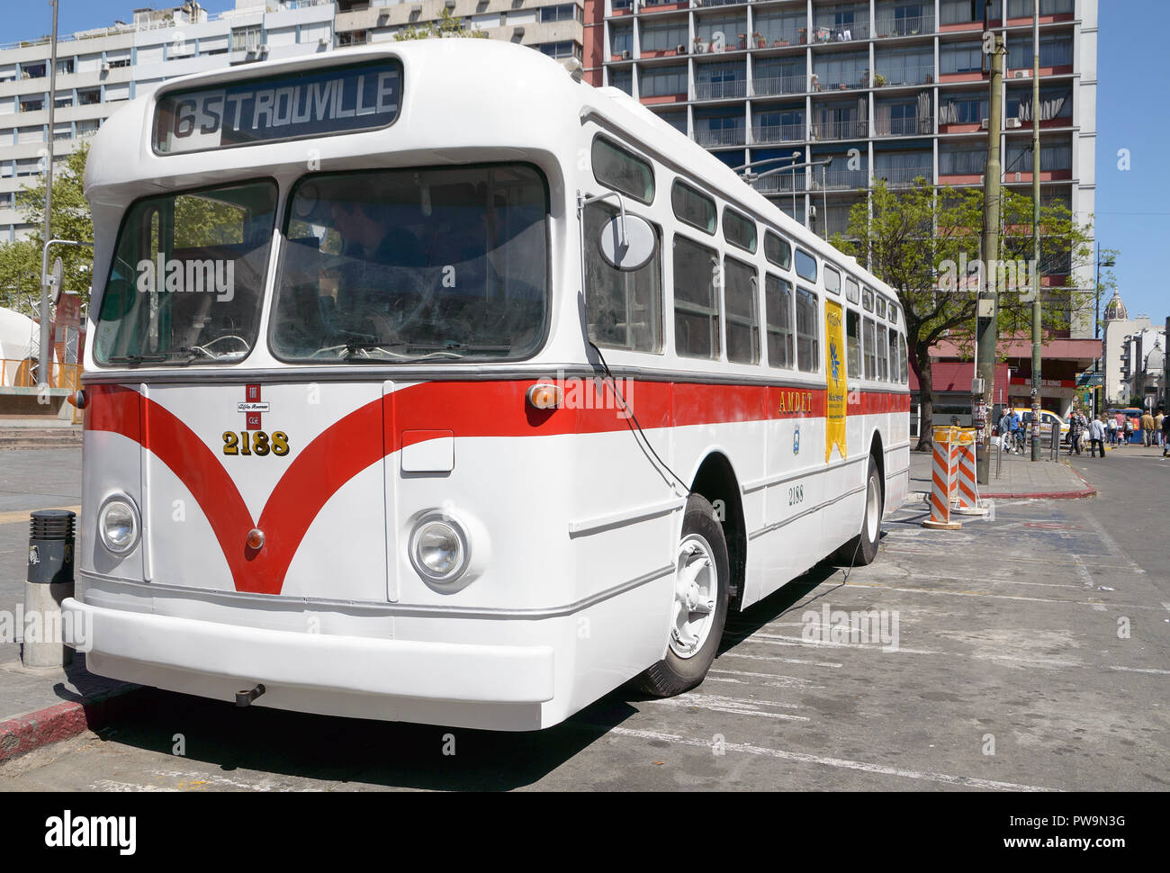 MONTEVIDEO, Uruguay - Ottobre 6, 2018: Bianco filobus in mostra nella città, vista laterale. Foto Stock