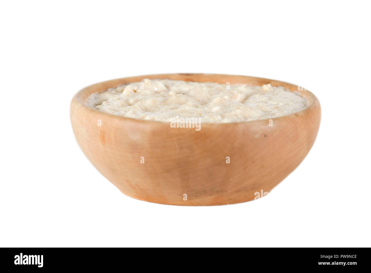 Cucinato porridge nel recipiente di legno isolato su sfondo bianco Foto Stock