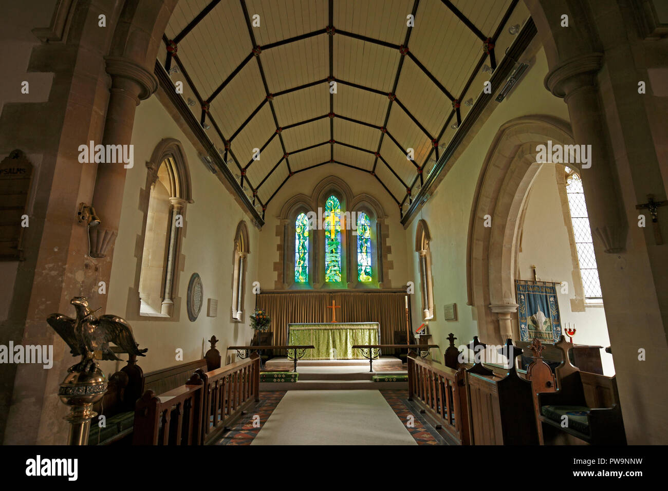 Finestra del millennio Kemble nella Chiesa di Tutti i Santi con la finestra del millennio.Gloucestershire. Gloucs. Regno Unito Foto Stock