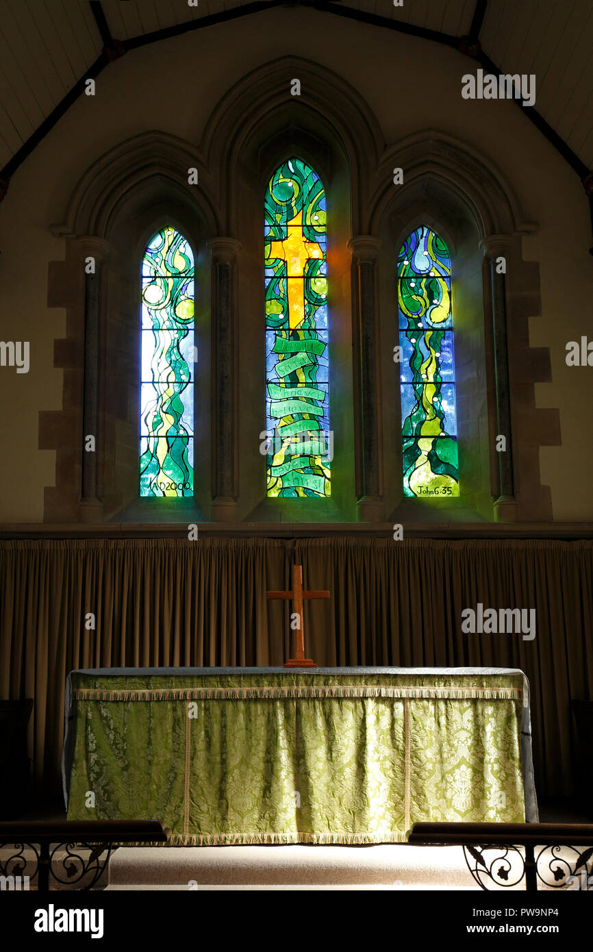 Kemble Chiesa di Tutti i Santi con la finestra del millennio.Gloucestershire. Gloucs. Regno Unito Foto Stock