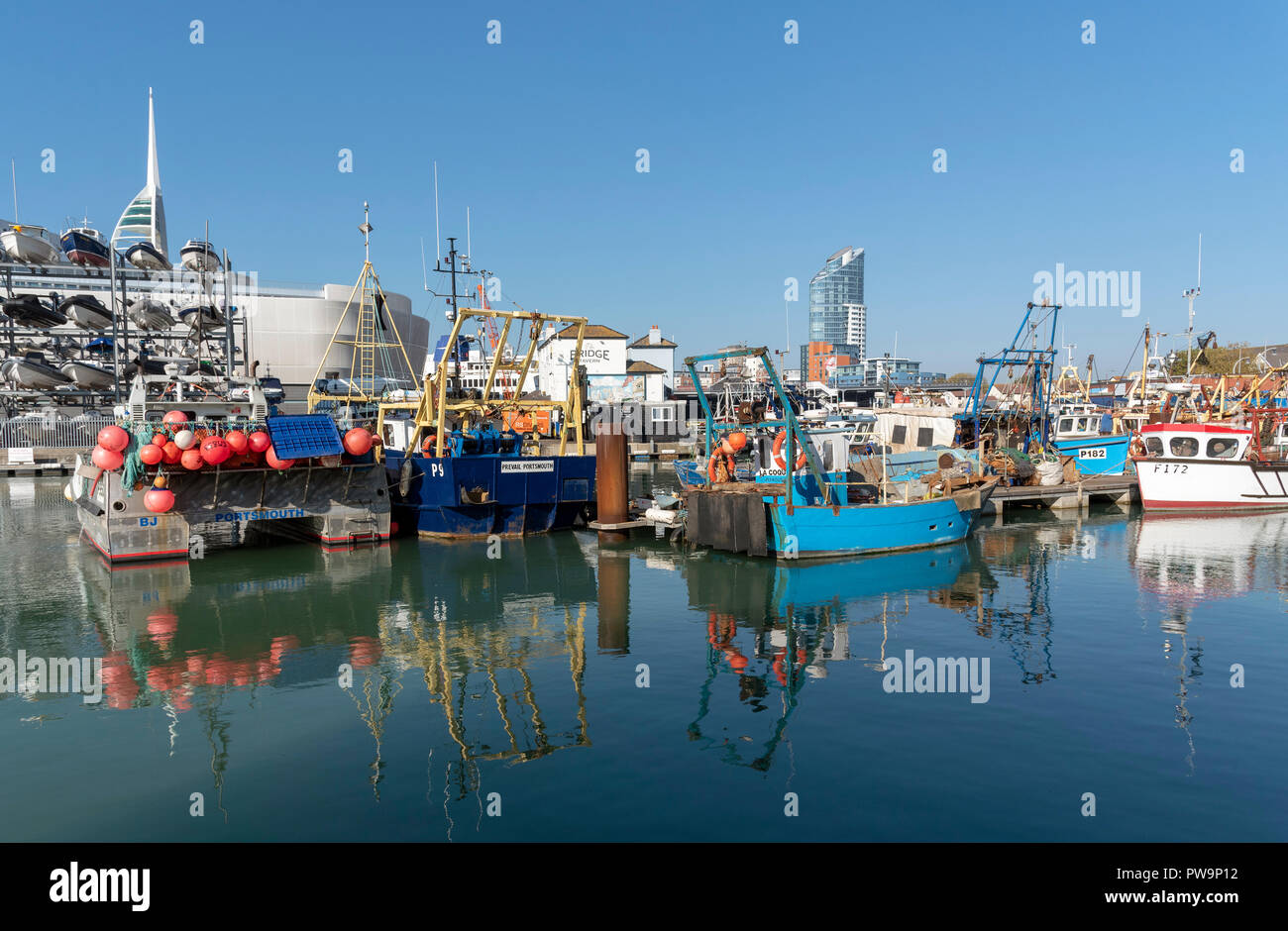 La flotta da pesca Barche sulla zona di camber di Portsmouth Porto, England, Regno Unito Foto Stock