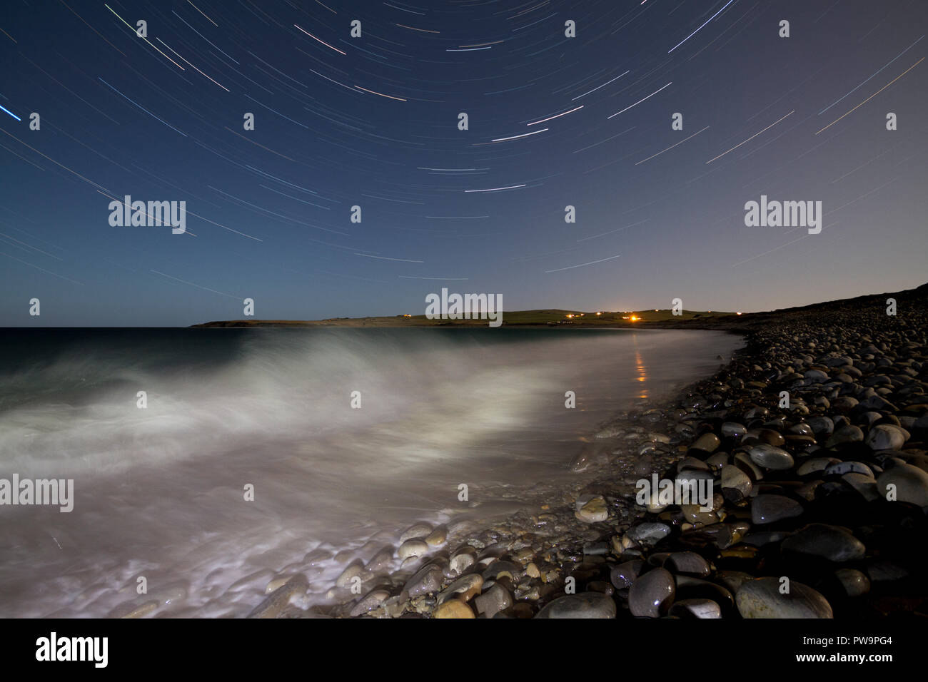 Spiaggia di Skaill sotto le stelle, Orkney Isles Foto Stock