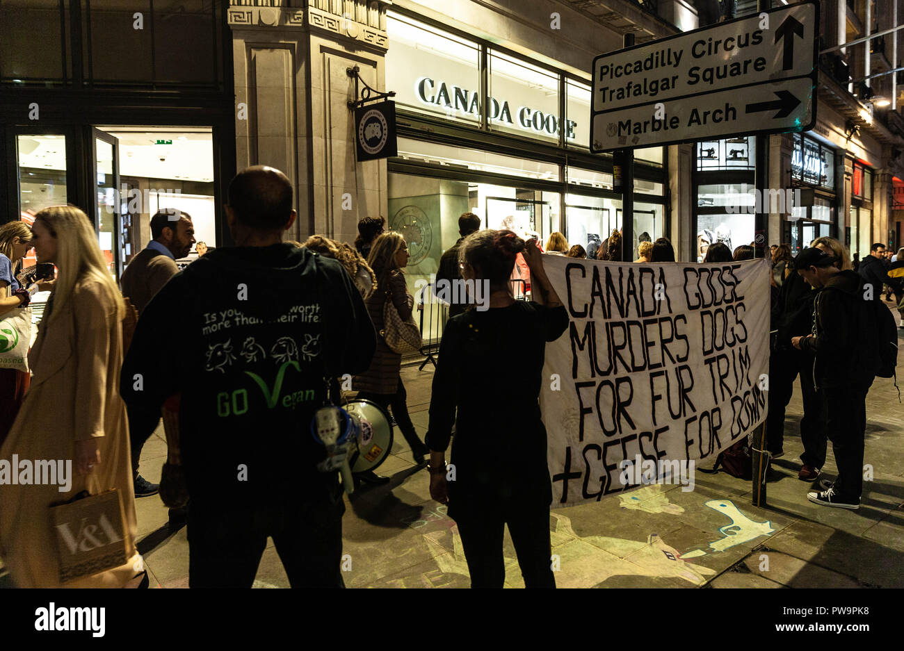 I manifestanti al di fuori del Canada Goose flagship store in Regent Street, Londra, Inghilterra, Regno Unito. Foto Stock