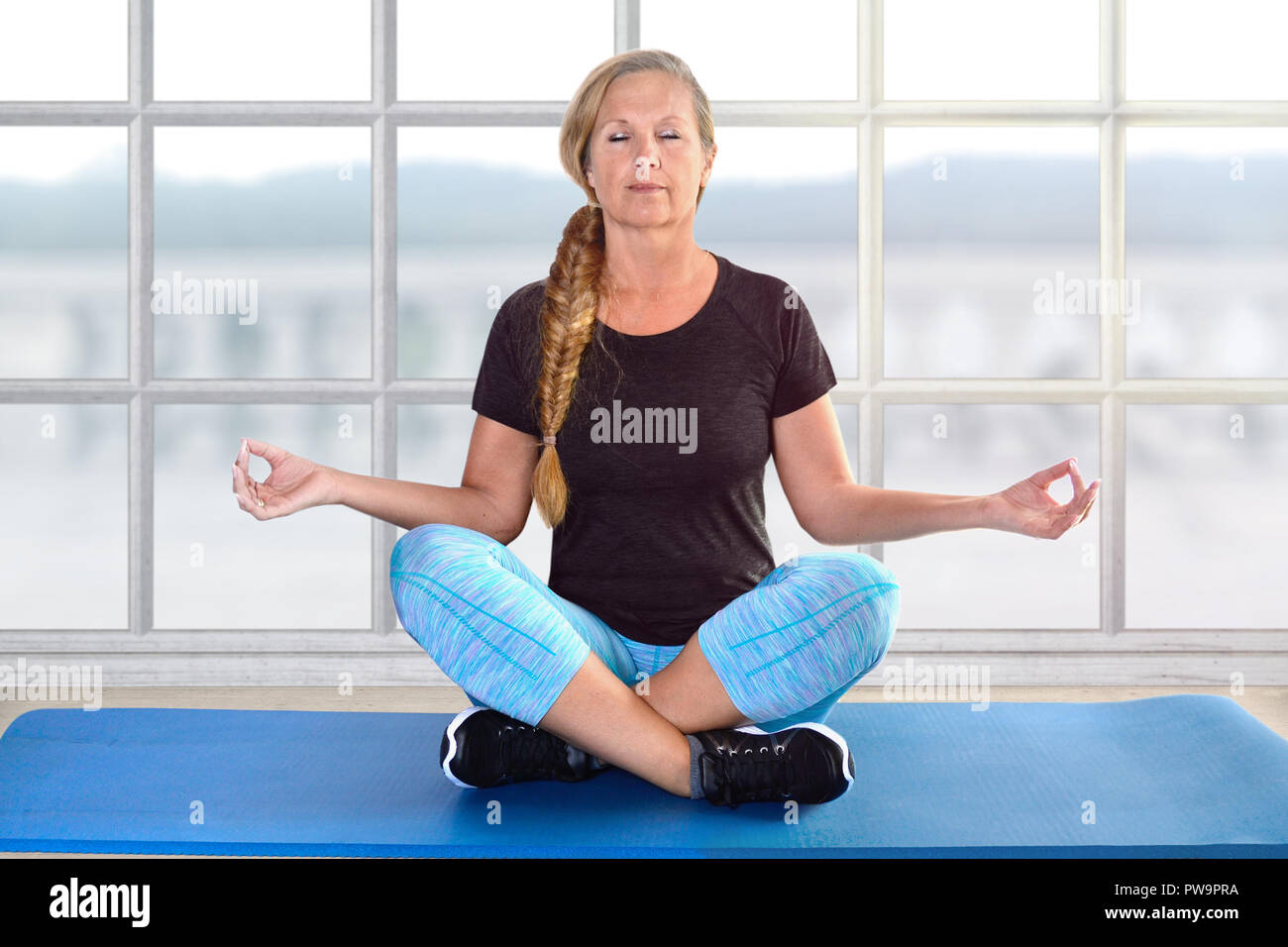 Montare il titolare di pensione o di rendita è fare yoga in una palestra Foto Stock