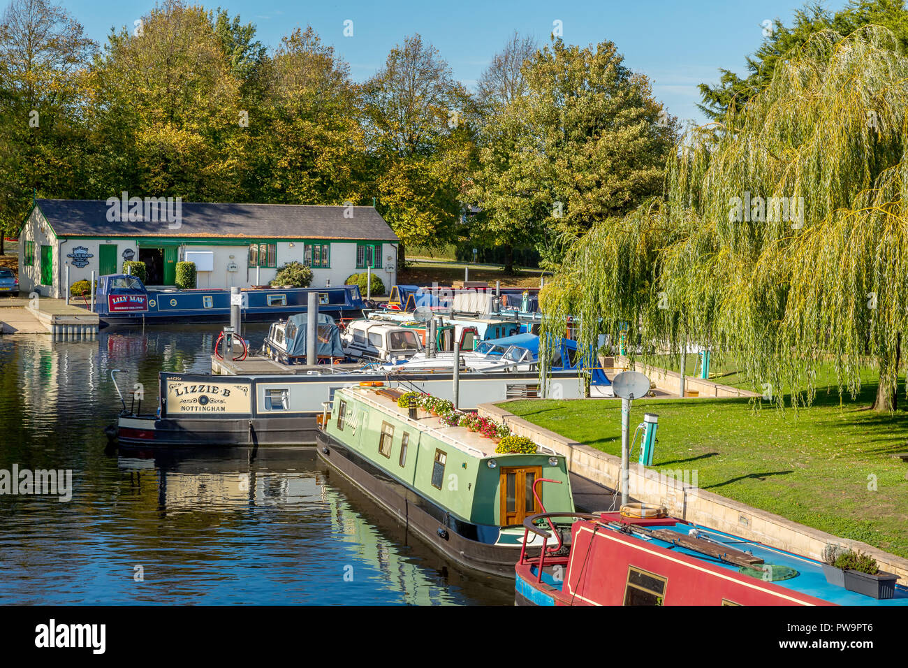 Parte tranquilla del fiume in Stratford con ormeggiati narrowboats. Foto Stock
