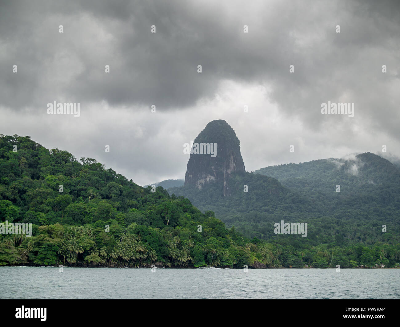 Pico João Dias Pai visto dal mare, dietro la foresta tropicale, Isola Principe Foto Stock