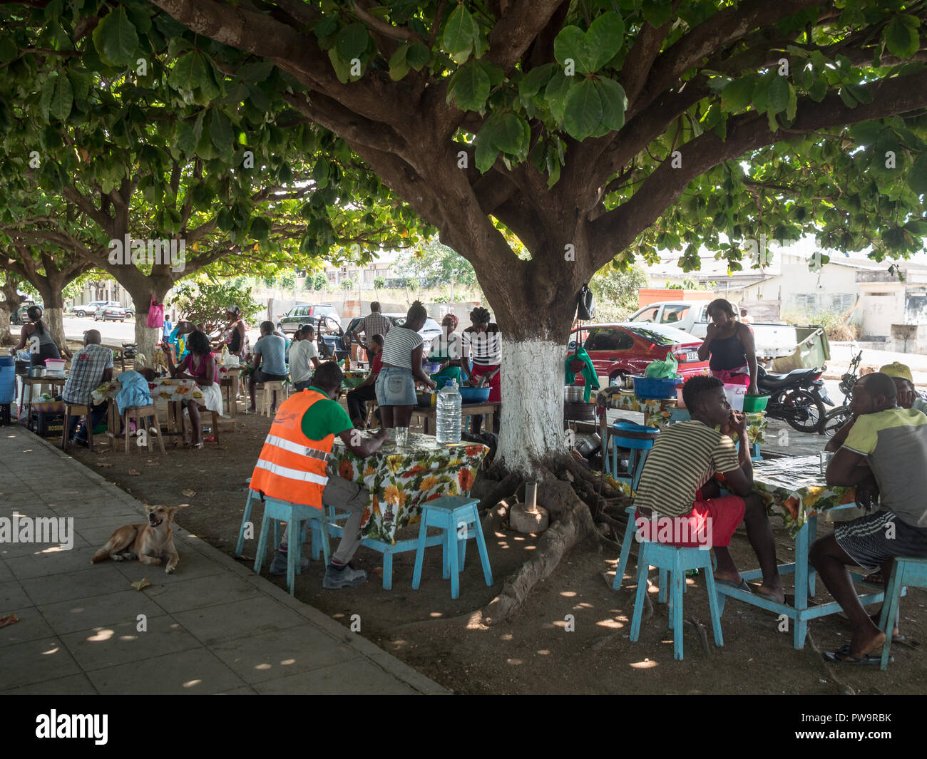 Il ristorante informale sotto gli alberi in São Tomé Città Foto Stock