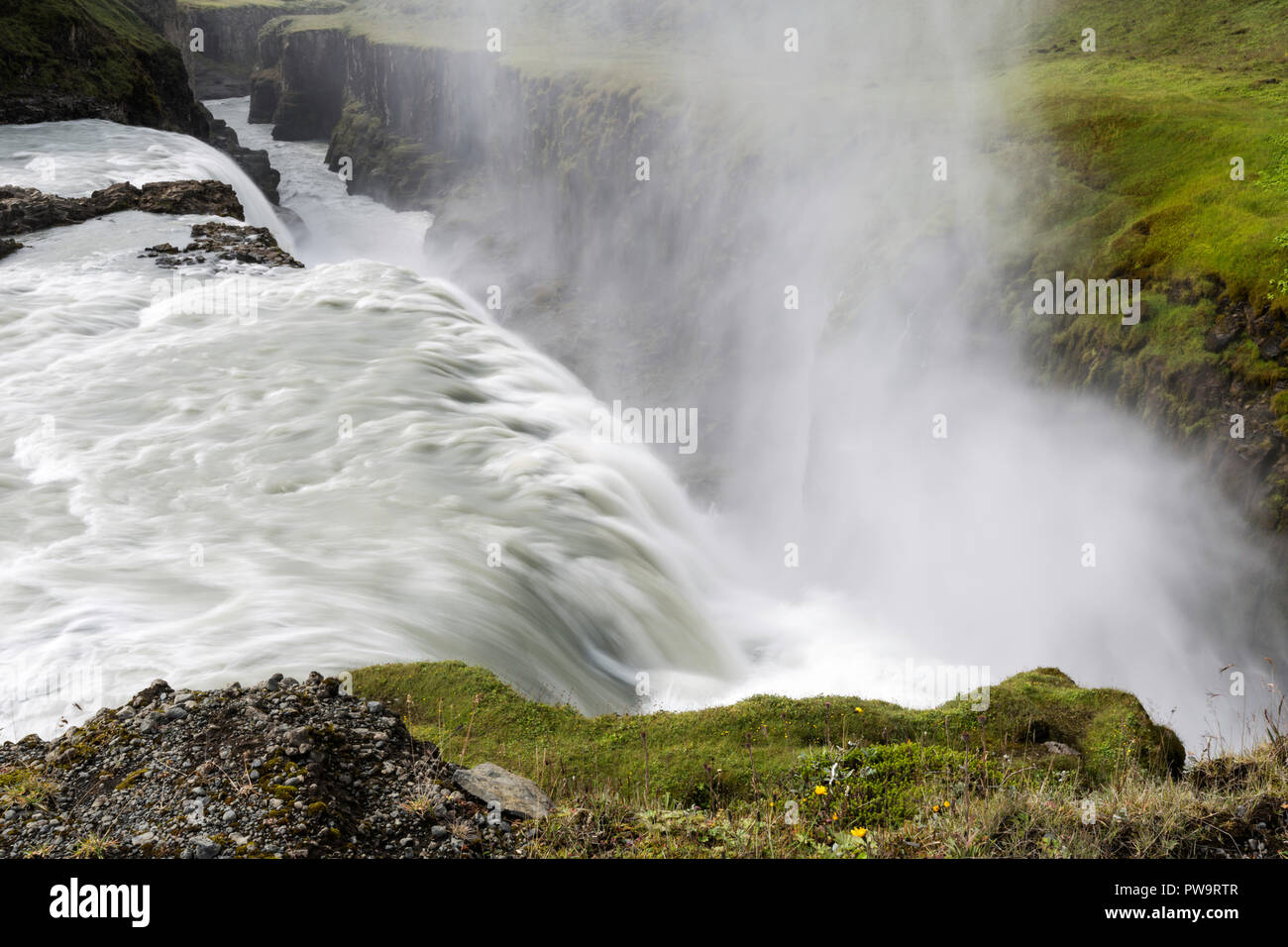 Gullfoss, 'Golden cade', una cascata si trova nel canyon del fiume Hvítá nel sud-ovest dell'Islanda Foto Stock
