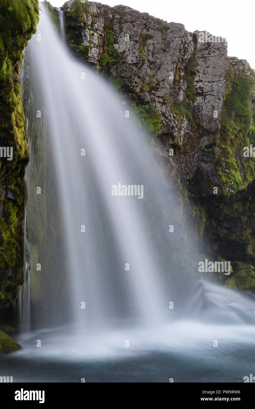 Dettaglio della cascata, vicino Kirkjufell, "chiesa" di montagna, appena fuori la città di Grundarfjörður sulla penisola Snaefellsnes, Islanda Foto Stock