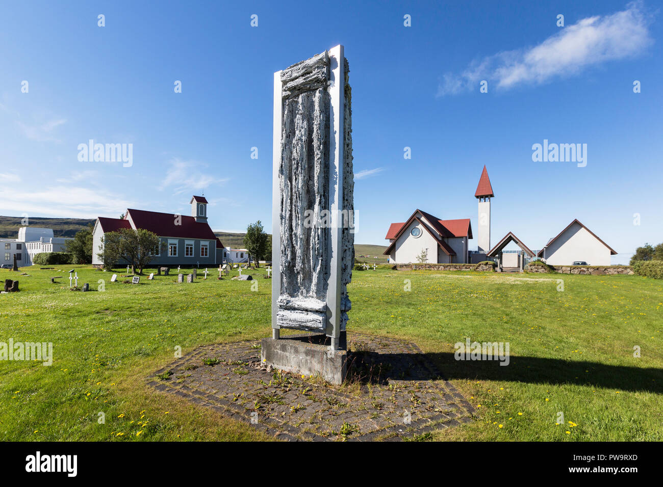 Vista del cimitero e chiese di Reykholt, Reykholtkirkja, Islanda Foto Stock