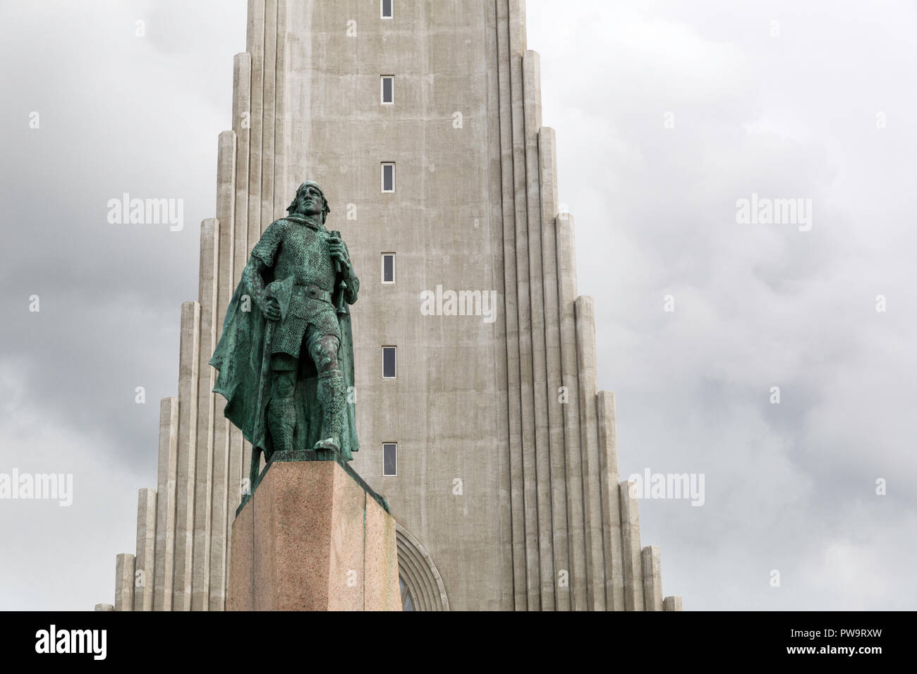 Statua di Leif Eriksson davanti la chiesa luterana Hallgrímskirkja, Reykjavik, Islanda Foto Stock