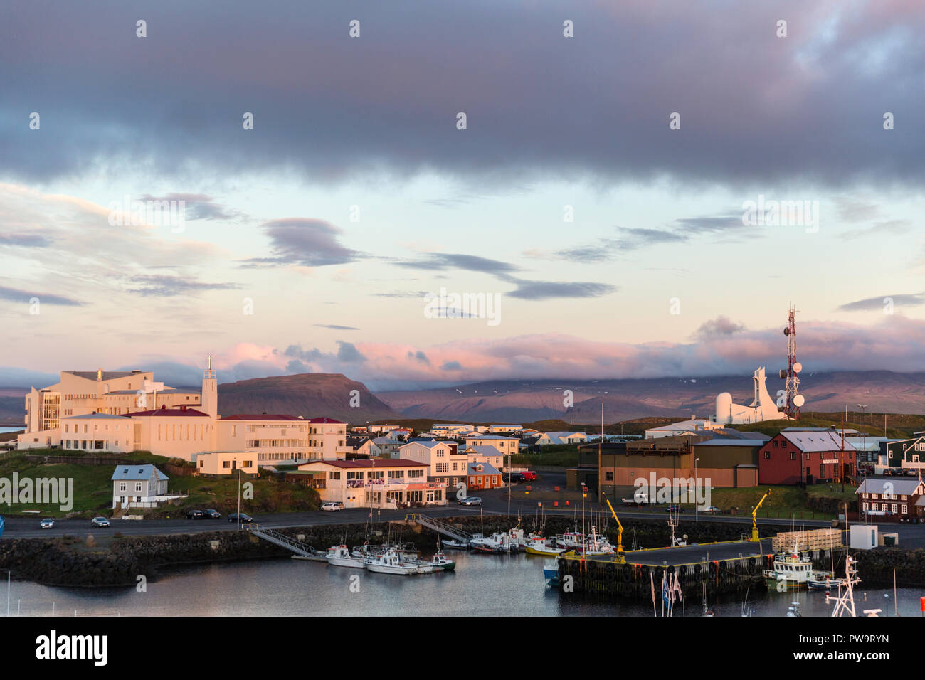 La città portuale di Stykkishólmur come si vede dalla piccola isola di Stykkiðon la penisola Snaefellsnes,, Islanda Foto Stock