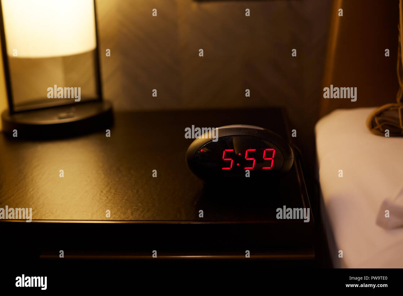 Sveglia il tempo di lavoro sul letto 05:59 am. Foto Stock