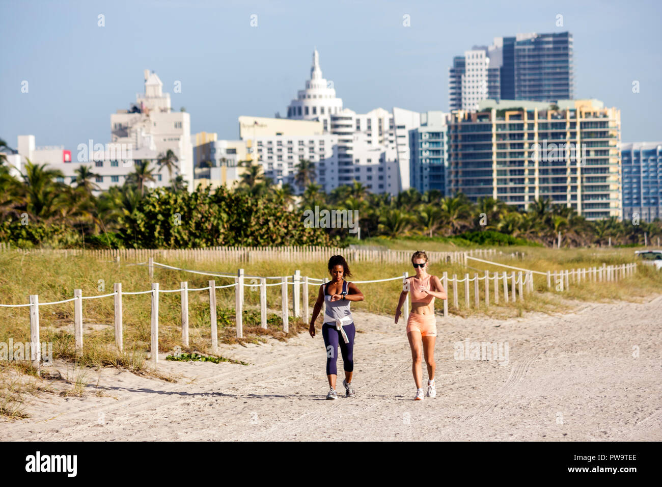 Miami Beach Florida,sabbia,duna,litorale,spiaggia pubblica,donne donne nere,jogger,joggers,jogging,runner,runner,corsa,esercizio,fitness,salute,mo Foto Stock