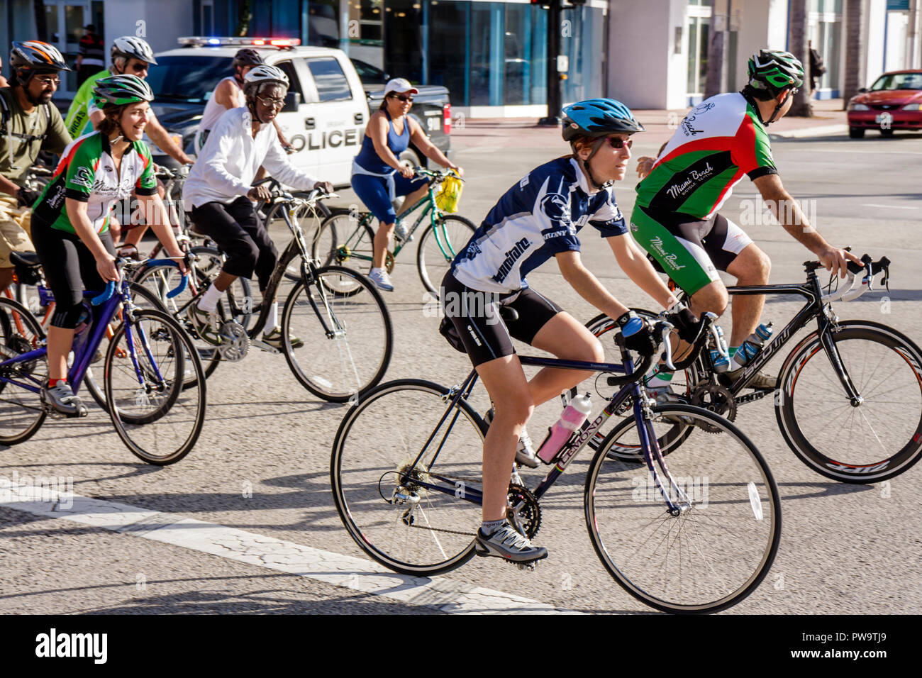 Miami Beach Florida, 5th Fifth Street, gruppo, bicicletta, bicicletta, equitazione, ciclismo, rider, uomo uomini maschio adulti, uomini, donna donna donne, casco di sicurezza, commun Foto Stock