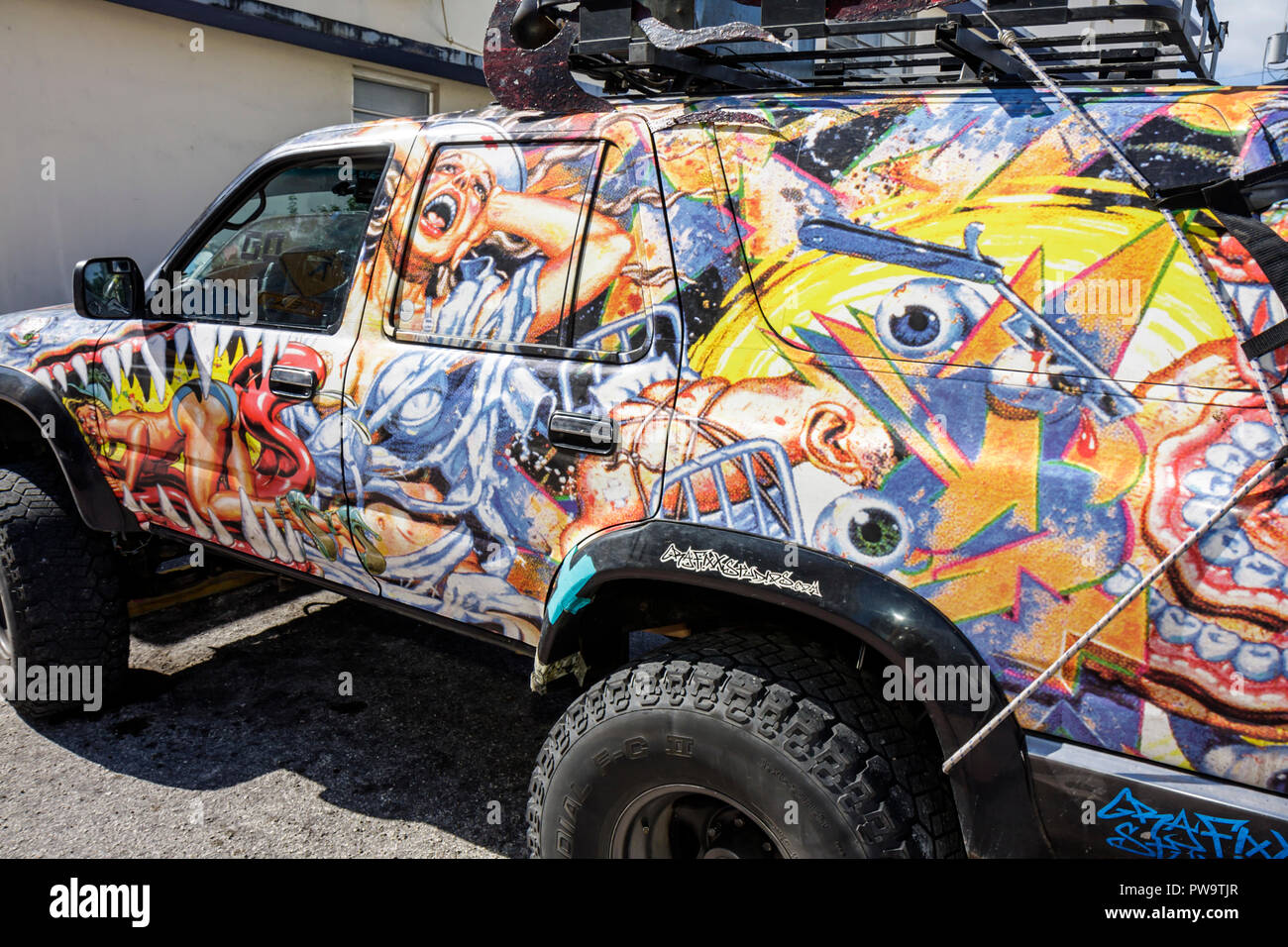 Miami Beach Florida,Ocean Drive,SUV,veicolo,camion,personalizzato,graphic wrap,arte,artistico,design,personalizzato,fantasia,immagini,volti,bulbo oculare,caos,pop Foto Stock