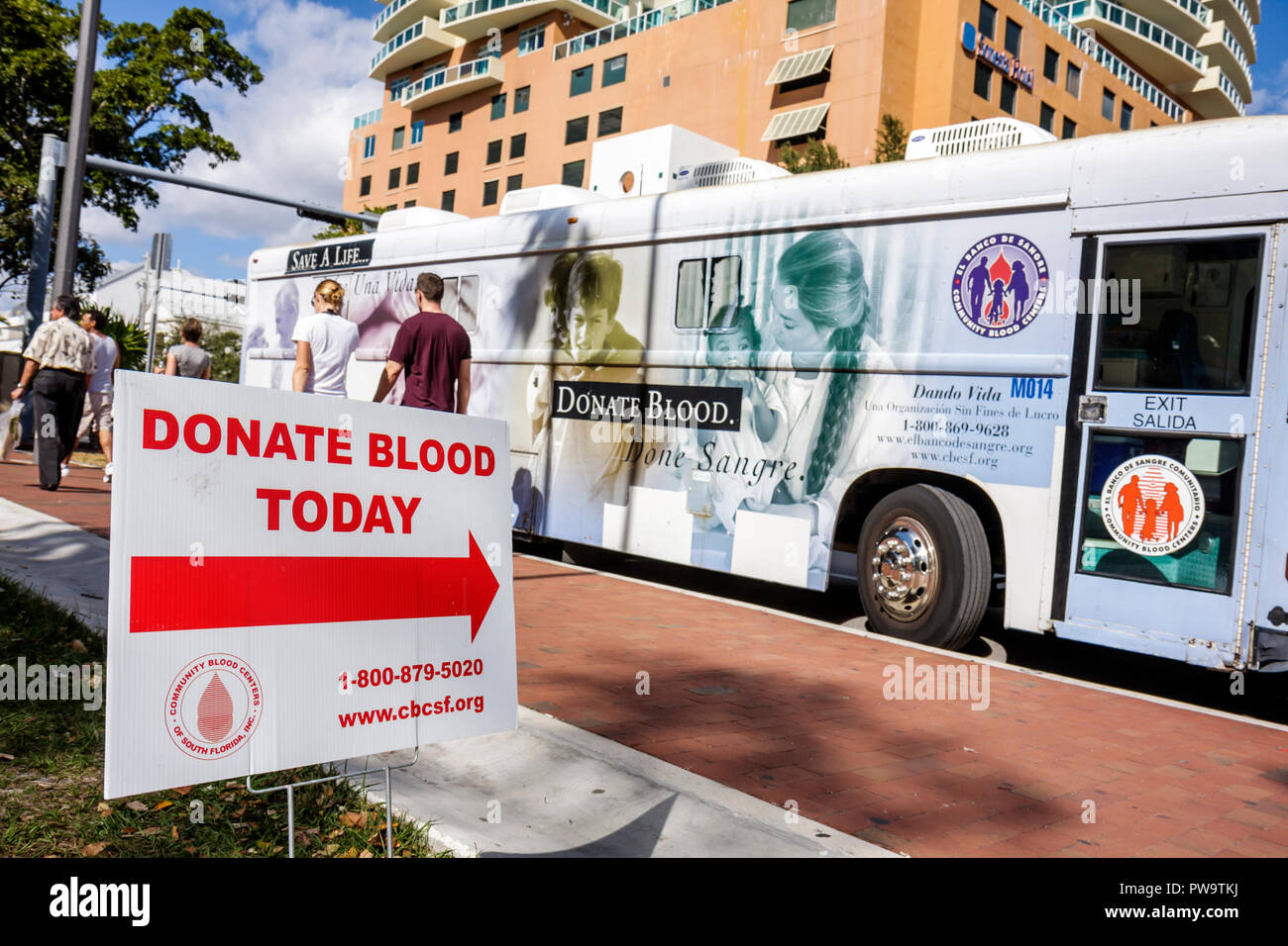 Miami Florida,Coconut Grove,autobus ispanico,pullman,mobile,donare,donatore,banca del sangue,Community Blood Centers of SouthFlorida,trasfusione,emergenza,salvare vite Foto Stock